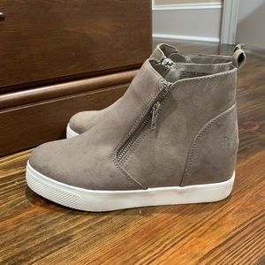 Women’s Tan suede high-top shoes